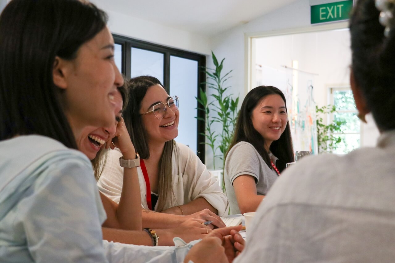 Itzel trabajando con equipo docente